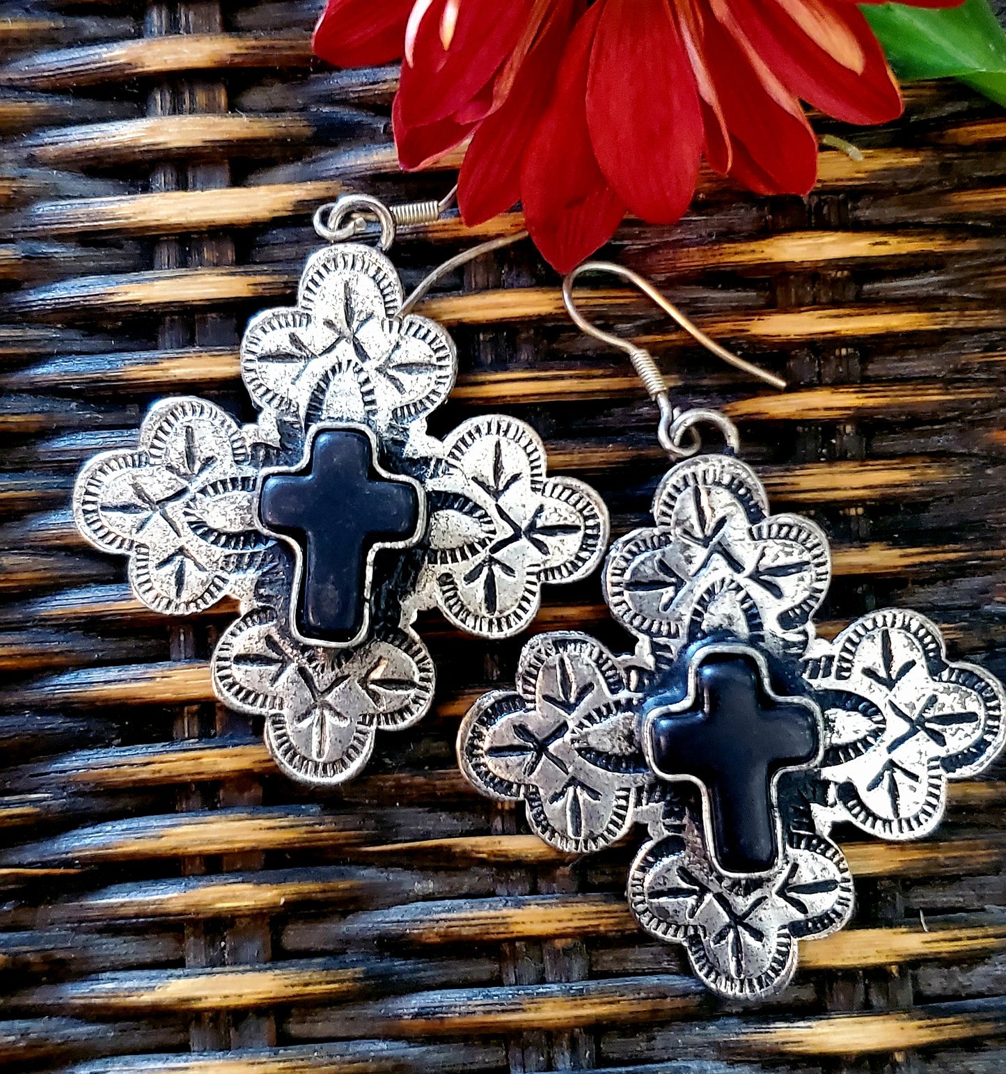 Elegante Onyx Cross Earrings